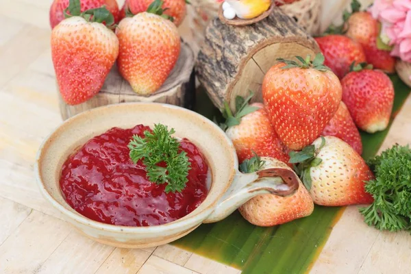 Mermelada de fresa es delicioso con fresa fresca — Foto de Stock