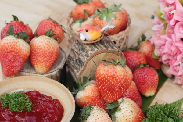 Aardbeienjam is heerlijk met verse aardbeien — Stockfoto