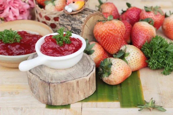 Aardbeienjam is heerlijk met verse aardbeien — Stockfoto
