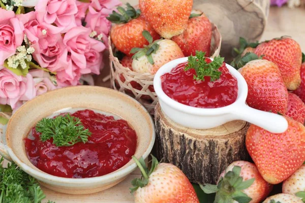 Aardbeienjam is heerlijk met verse aardbeien — Stockfoto