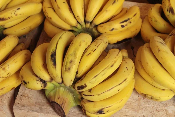 Plátano maduro es delicioso en el mercado —  Fotos de Stock