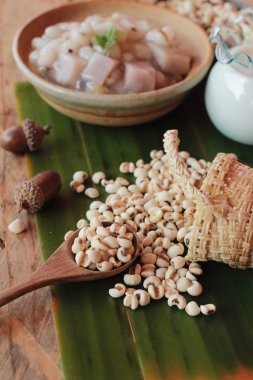 Darı ve taro ile Hindistan cevizi sütü, Tay tatlı