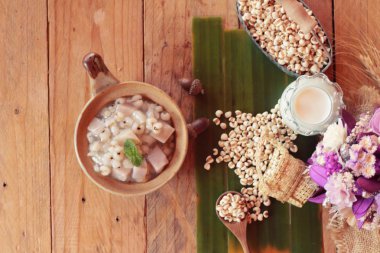 Darı ve taro ile Hindistan cevizi sütü, Tay tatlı