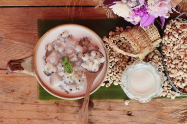 Darı ve taro ile Hindistan cevizi sütü, Tay tatlı