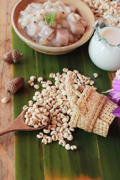 Mijo y taro con leche de coco, postre tailandés — Foto de Stock