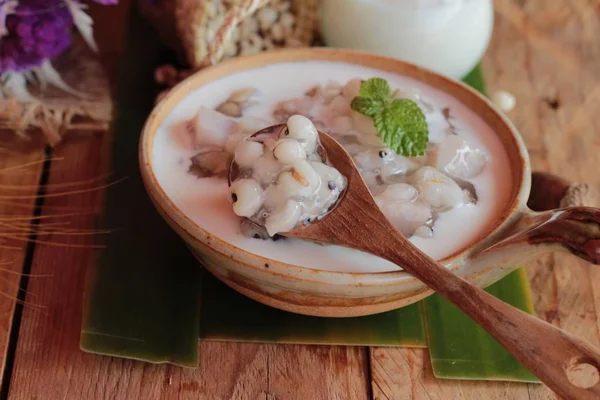 Millet e taro con latte di cocco, dessert tailandese — Foto Stock