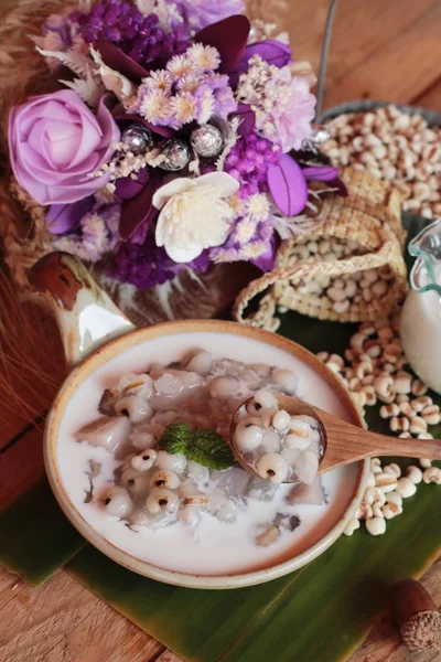 Millet e taro con latte di cocco, dessert tailandese — Foto Stock