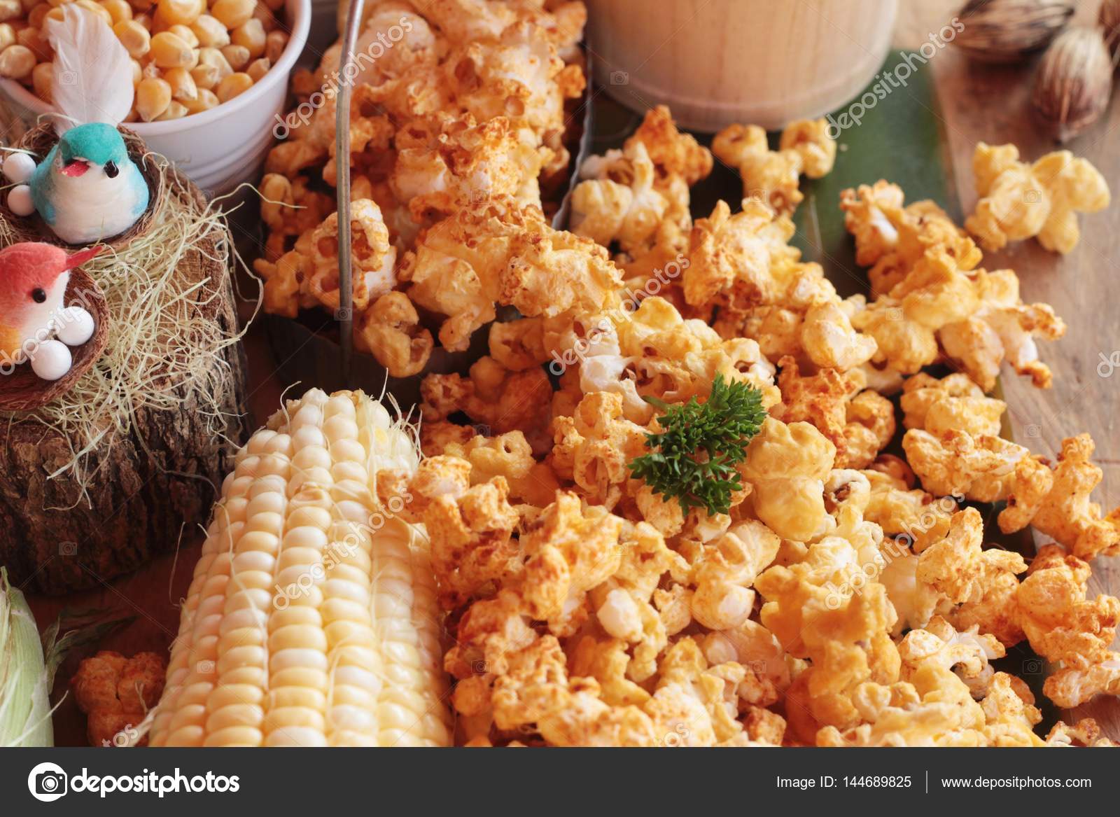Pipoca com manteiga e espiga de milho fresco — Stock Photo ...