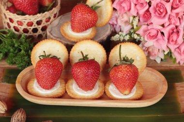 Krem peynir ve taze çilek ile bisküvi