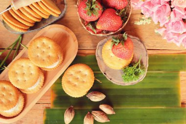 Krem peynir ve taze çilek ile bisküvi