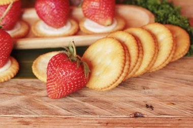 Krem peynir ve taze çilek ile bisküvi