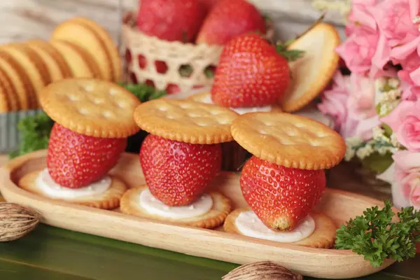 크림 치즈와 신선한 딸기와 비스킷 — 스톡 사진