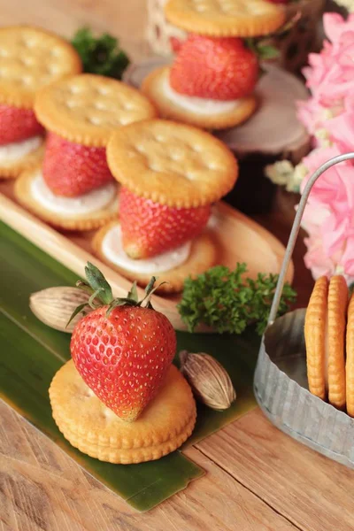 Biscoitos com creme de queijo e morango fresco — Fotografia de Stock