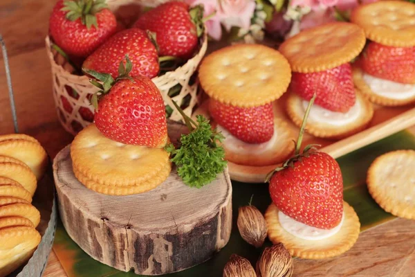 크림 치즈와 신선한 딸기와 비스킷 — 스톡 사진