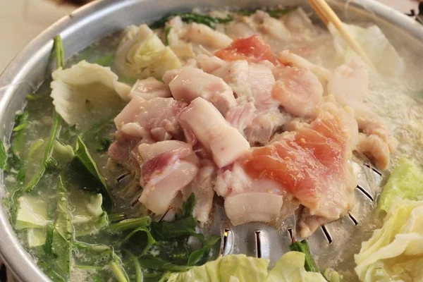 뜨거운 불길, 한국 바베 큐 스타일에 돼지고기 그릴. — 스톡 사진
