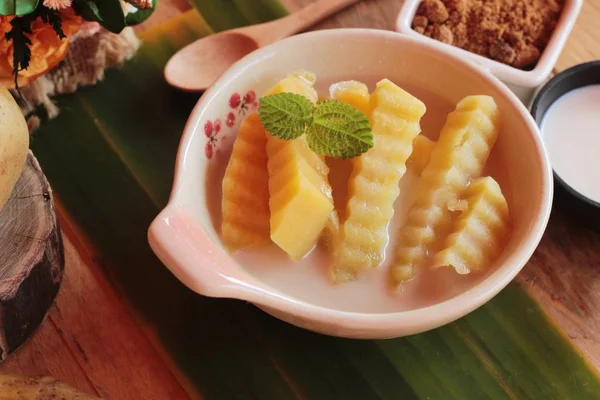 Patata dolce con latte di cocco, dessert tailandese — Foto Stock