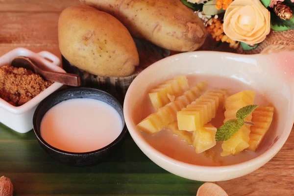 Patata dulce con leche de coco, postre tailandés — Foto de Stock