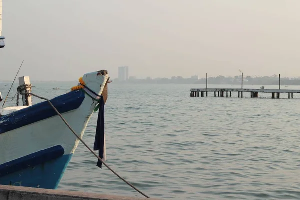 Barca dei pescatori sul mare — Foto Stock