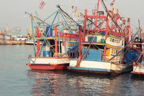 Pescadores barco en el mar — Foto de Stock