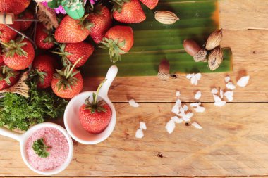 taze çilek ahşap arka plan üzerinde lezzetli