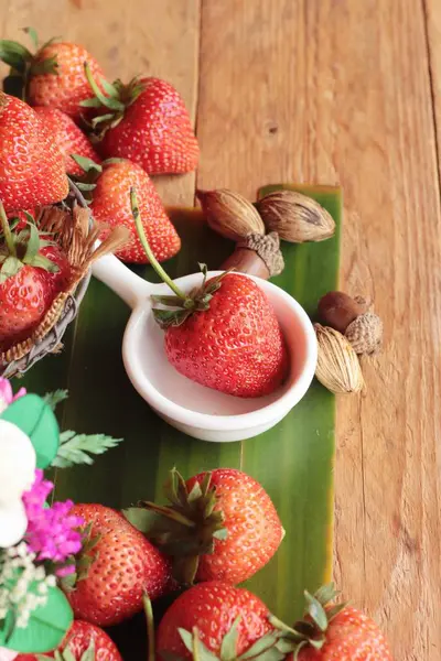 Fresas frescas es delicioso sobre fondo de madera — Foto de Stock