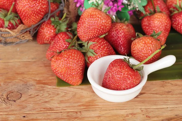 Fragole fresche è delizioso su sfondo di legno — Foto Stock