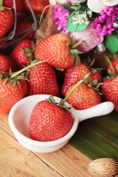 Frische Erdbeeren sind köstlich auf Holz Hintergrund — Stockfoto