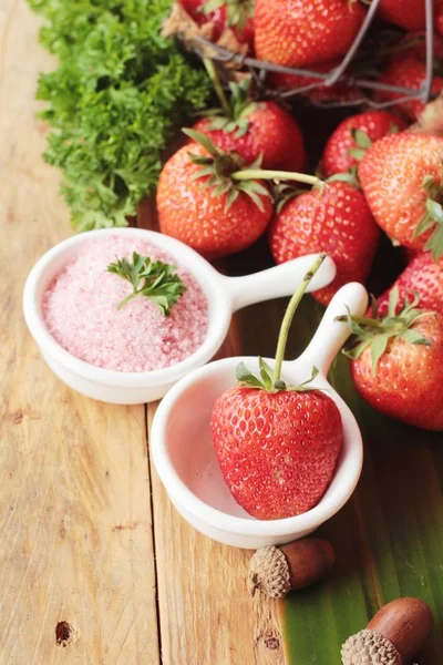 Fresas frescas es delicioso sobre fondo de madera — Foto de Stock