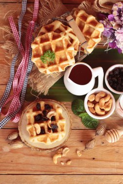 Tatlım, Kuru üzüm ve kaju fıstığı ile tepesinde gözleme.