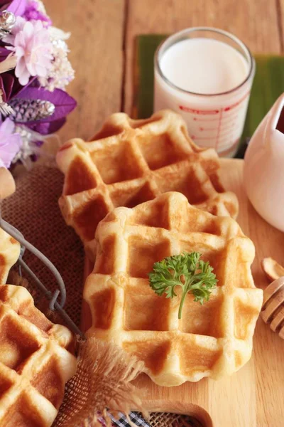 Waffeln mit Honig, Rosinen und Cashewnüssen. — Stockfoto