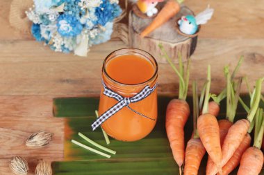 Taze havuç suyu cam lezzetlidir