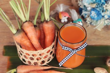 Taze havuç suyu cam lezzetlidir