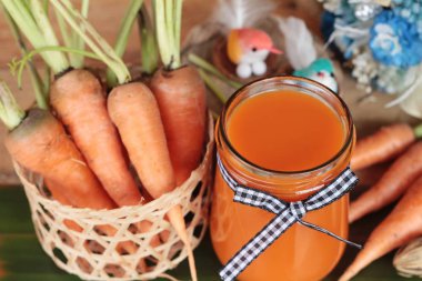 Taze havuç suyu cam lezzetlidir