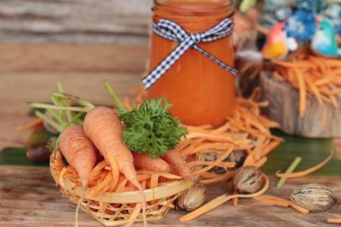 Taze havuç suyu cam lezzetlidir