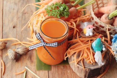 Taze havuç suyu cam lezzetlidir