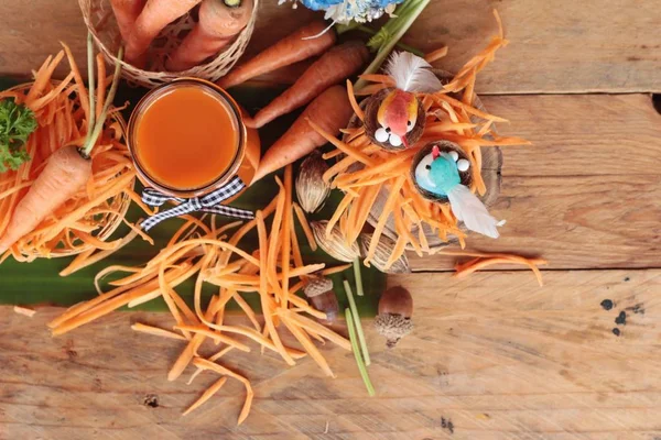 Il succo di carote fresche in vetro è delizioso — Foto Stock