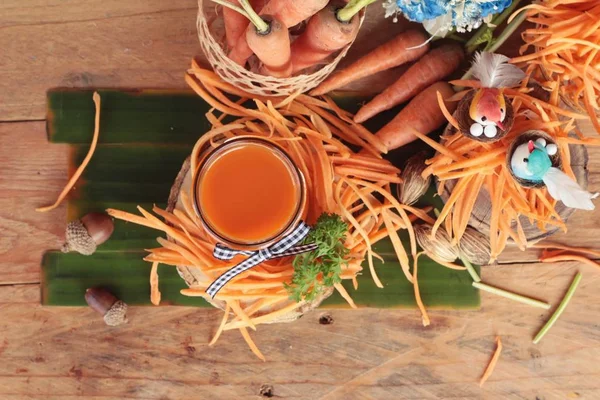 Il succo di carote fresche in vetro è delizioso — Foto Stock