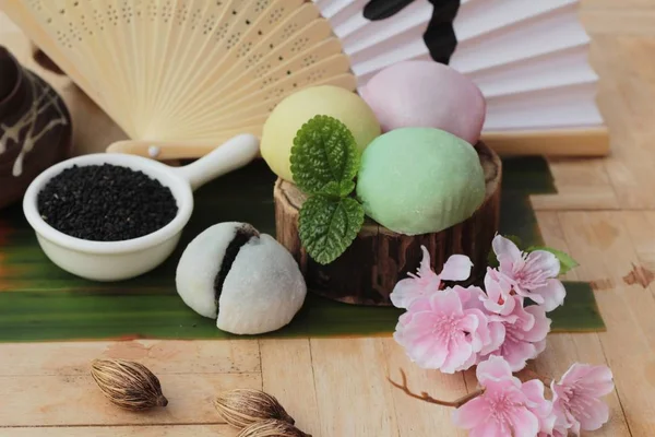 Daifuku Mochi Postre japonés con sésamo negro — Foto de Stock