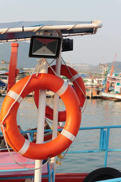 Bóia de anel no barco com o oceano — Fotografia de Stock