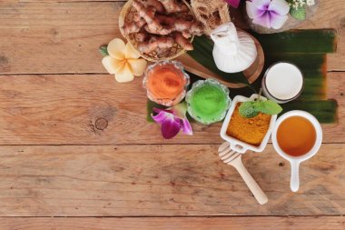 Tatlım, süt, tuz fırçalayın için zerdeçal tozu