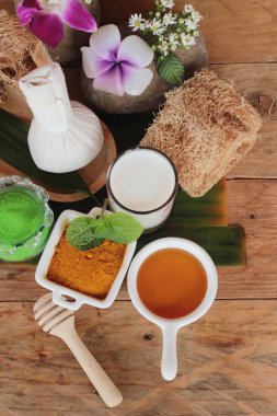 Tatlım, süt, tuz fırçalayın için zerdeçal tozu