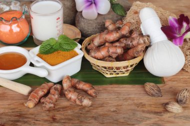 Tatlım, süt, tuz fırçalayın için zerdeçal tozu