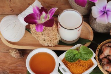 Tatlım, süt, tuz fırçalayın için zerdeçal tozu