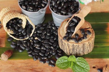 Sağlık ahşap arka plan üzerinde siyah fasulye