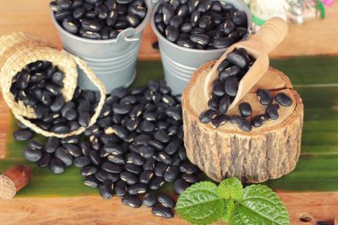 Sağlık ahşap arka plan üzerinde siyah fasulye