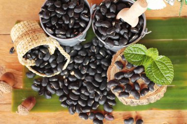 Sağlık ahşap arka plan üzerinde siyah fasulye