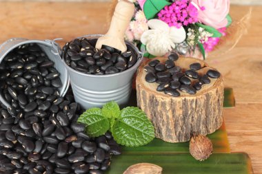 Sağlık ahşap arka plan üzerinde siyah fasulye