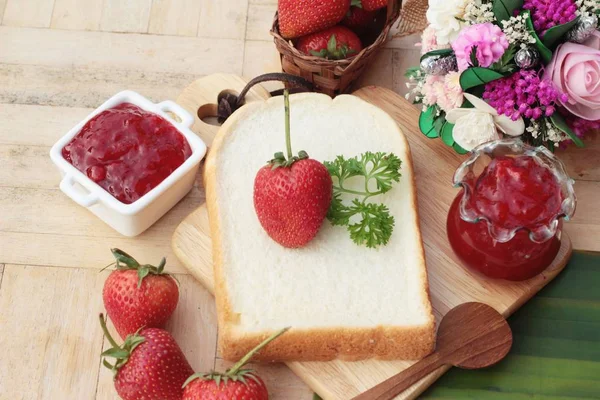 Confiture de fraises avec tranche de pain délicieux — Photo