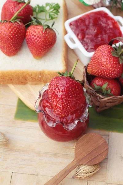 Confiture de fraises avec tranche de pain délicieux — Photo