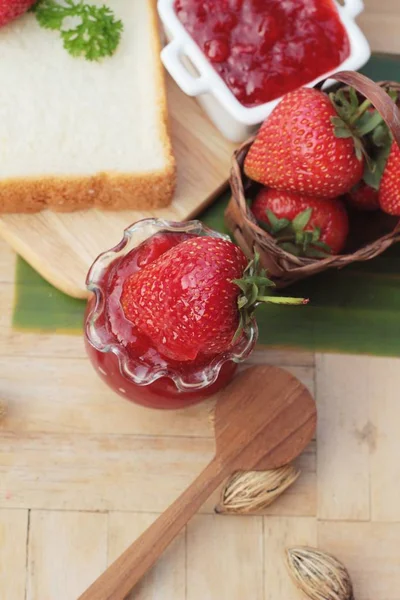 Confiture de fraises avec tranche de pain délicieux — Photo